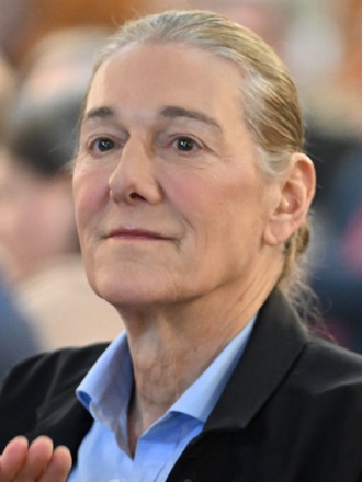 Martine Rothblatt speaking, photographed in three-quarter profile.
